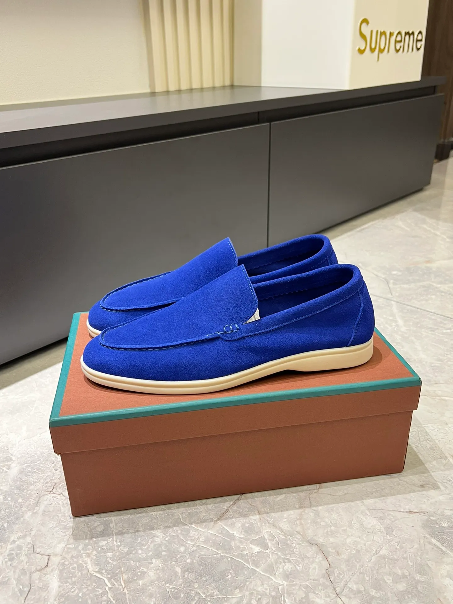 Men's shoes 💰p360 "Loro men's shoes 💰pian'*" Classic L men's shoes for couples 💰p Top version British flat loafers, a must-have item in old money style, the minimalist design is eye-catching and durable, a plus point for dressing The soft foot feel and texture are outstanding. They don’t scratch your feet and are very nice. They are matched with soft and waxy soles. They can be worn daily for a long time without getting tired. They are easy to wear, versatile and classic items, with perfect foot feel and texture! Imported cashmere fabric, the lining is made of imported A-grade water-dyed cow lining, the top version of the genuine leather midsole is sewn with pure handmade mark thread! Size: Female 35-40 (34. Customized) Male 38-44 (45.46. Customized)